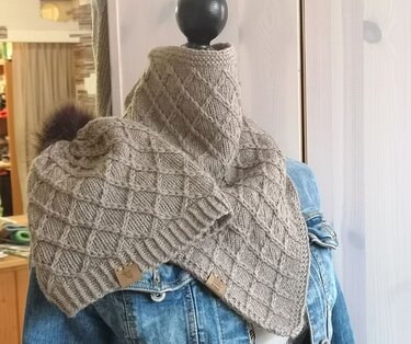 Twinter Strickanleitung für ein kuschliges Mützen - Loop Set Rautenmuster