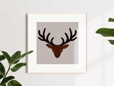 Stilisierter dunkelbrauner Hirschkopf mit großem dunklem Geweih, gerahmtes Quadratmotiv auf hellem Hintergrund.