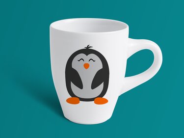 Weiße Tasse mit mehrfarbigem Pinguin-Plot in Schwarz, Grau und Orange