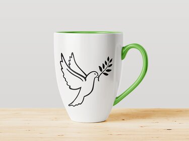 Weiße Tasse mit grünem Henkel, Linienmotiv einer Friedenstaube mit Olivenzweig