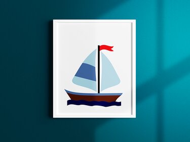 Gerahmtes Wandbild mit stilisiertem Segelboot in Blau und Rot an türkisfarbener Wand.