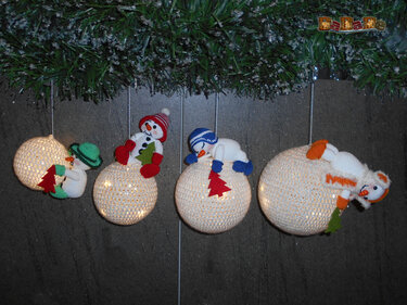 4 Schneemänner, beleuchtete Dekoration oder Adventskranz - gehäkelt von Dadade  - Häkeln