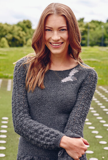 Häkelanleitung: Tailliertes Häkel-Kleid mit in Falten gelegtem Rockteil