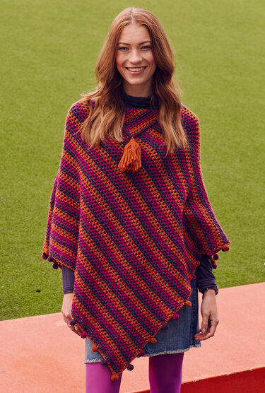Häkelanleitung: Gehäkelter Poncho in drei Farben mit Mini-Pompons - Bild 2