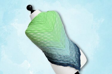 Gehäkeltes Dreieckstuch auf Schaufensterpuppe, Farbverlauf Grün zu Blau, Wellenlochmuster