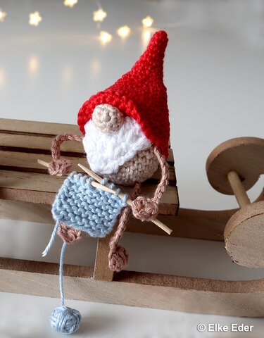 Wichtel mit Strickzeug und Säckchen - Baumschmuck, Kantenhocker, Tischdeko - Häkeln