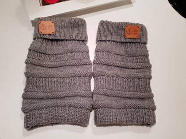 Zwei graue gestrickte Beinstulpen mit Umschlag und Patch mit Anker