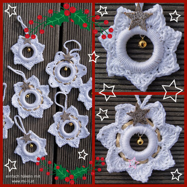 Mehrere weiße gehäkelte Sternanhänger mit zentralem Ring, kleinen goldenen Glöckchen und Stern-Applikationen auf Holzuntergrund