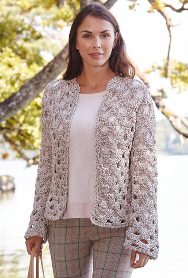 Häkelanleitung: Häkeljacke in Beige mit luftigem Ajourmuster in Bogenform