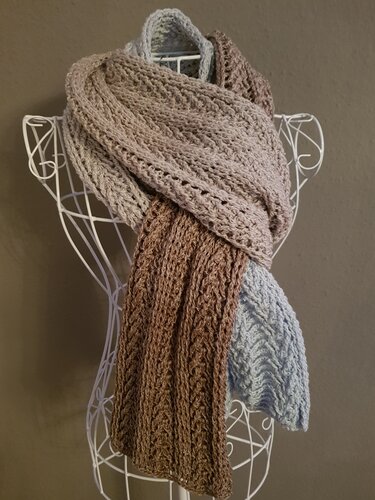Gehäkelter Schal in Hellblau, Beige und Braun auf weißer Drahtbüste