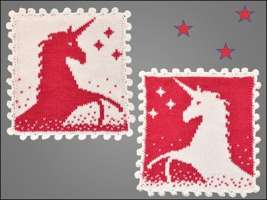 Zwei gestrickte quadratische Panels in Rot und Weiß mit Einhornsilhouette, Sternen und gezacktem Rand