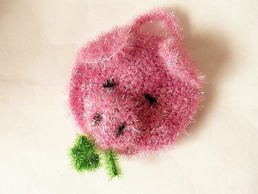 Flauschige pinke Häkel-Erdbeere mit grünen Blättern und Aufhängeschlaufe