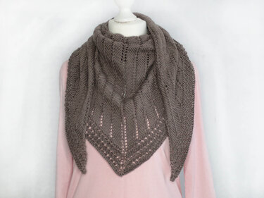 Strickanleitung Dreiecktuch Luma mit Lochmuster Streifen Tuch