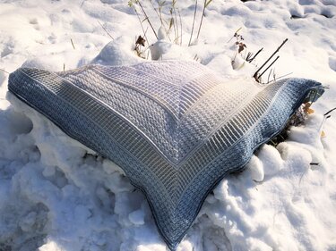Gehäkeltes Dreieckstuch mit Rippen-, Waben- und Streifenmustern auf Schnee