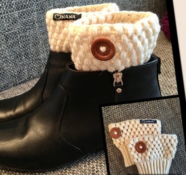 Cremefarbene gehäkelte Stiefelstulpen mit Holzknopf an schwarzen Stiefeletten