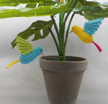 Little flying birds hanging decor & flower stakes simply from leftover yarn - Crochet