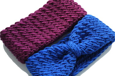 Zwei gestrickte Stirnbänder in Lila und Blau, das blaue mit dekorativem Knoten