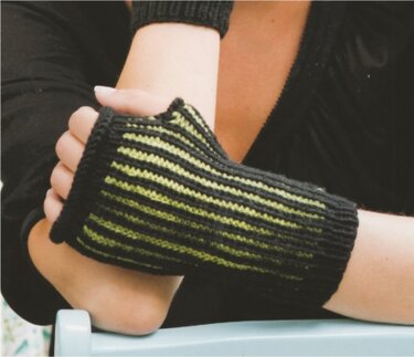Schwarze, gestrickte Armstulpen mit limettengrünen Streifen an den Unterarmen.