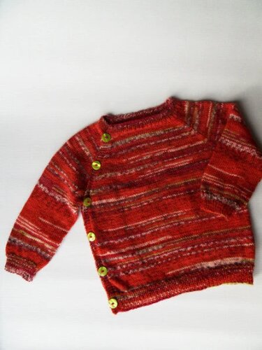Rote gestrickte Babyjacke mit bunten Streifen und grünen Knöpfen, flach liegend