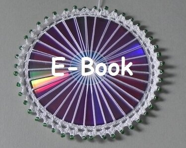 Dekorierte Scheibe mit weißer Häkelkante und grünen Perlen, Schriftzug 'E-Book'