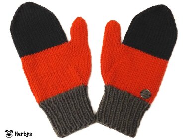 Paar gestrickter Damenfäustlinge in Schwarz, Rot und Grau mit Rippbündchen und Knopfdetail auf weißem Hintergrund