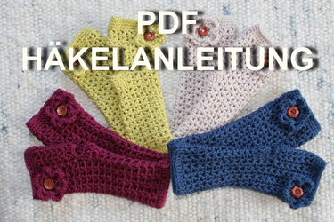 Mehrere gehäkelte fingerlose Armstulpen in verschiedenen Farben auf hellem Untergrund mit Schriftzug 'PDF HÄKELANLEITUNG'