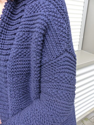Detailansicht Maschenstruktur einer dunkelblauen grob gestrickten Jacke