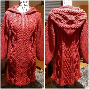 Rote gestrickte Damen-Kapuzenjacke mit Zopfmuster und Reißverschluss, Vorder- und Rückansicht