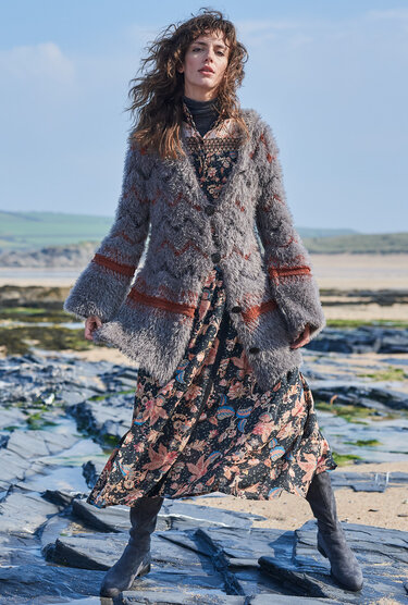 Strickanleitung: Langer Fake-Fur-Cardigan mit Zickzackstreifen