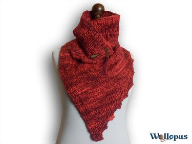 Gestrickter Loop-Schal in Rot- und Orangetönen mit Quaste auf Büste