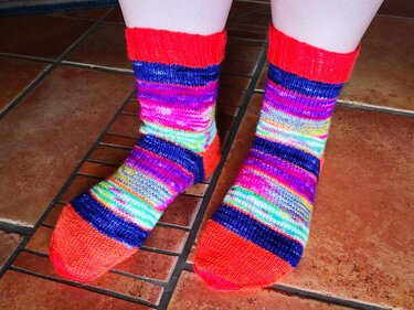 Stino-Socken mit Shadow-Wrap-Ferse und Bandspitze inklusive Sockentabelle - Stricken
