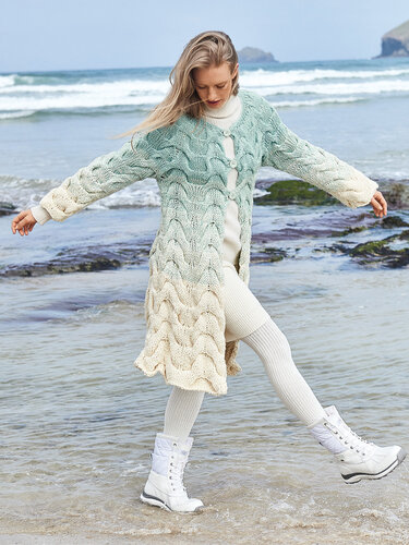 Strickanleitung: Mantel im Zopfmuster mit Farbverlauf in Mint und Natur