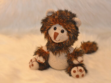 kleiner L&ouml;we Charlie 20 cm beweglich h&auml;keln - Häkeln
