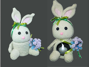 Beiger gehäkelter Hase mit rosa Innenohren, grüner Schleife, lila Rosenstrauß und LED-Teelicht im offenen Bauch