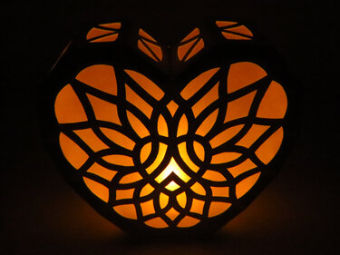 Tischleuchte in Herzform – Bastelanleitung und Vorlagen