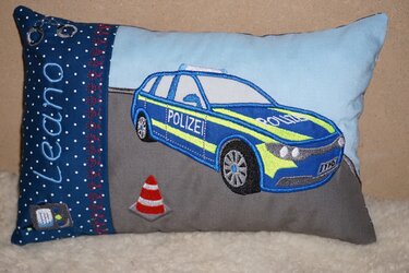 Rechteckiges Kissen mit blauem, gesticktem Polizeiauto, Verkehrsleitkegel und gepunktetem Stoffstreifen