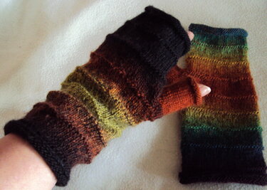 Regenbogenstulpen, Strickanleitung für Handstulpen aus Sockenwolle - Bild 2