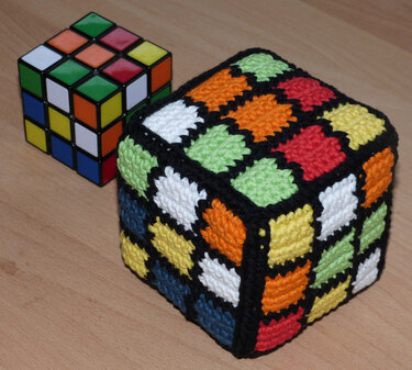 Crochet pattern for a magic cube with mixed colours
