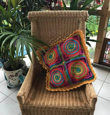 farbenfrohes Kissen "Bjuti" - Häkeln