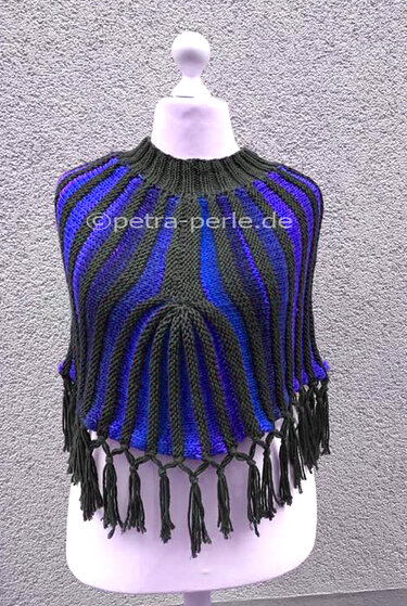 Gestrickter Damenponcho in Blau und Dunkelgrau mit vertikalen Streifen, hohem Kragen und Fransen auf Schaufensterpuppe