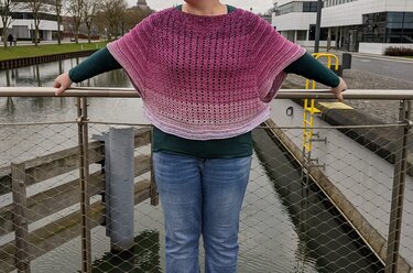 Vier Jahreszeiten-Ponchoüberwurf-T-Shirt häkeln in allen Damengrößen im RVO