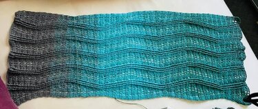 Schal mit horizontalen Wellenrippen und Farbverlauf von Grau nach Türkis, liegend