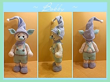 Gehäkelter Amigurumi-Elf Bobby mit hellblauer Zipfelmütze, mintgrüner Latzhose und cremeweißem Oberteil in drei Perspektiven.