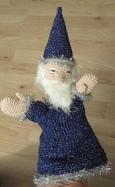 Gehäkelte Zauberer-Handpuppe in dunkelblau mit spitzem Hut und weißem Bart