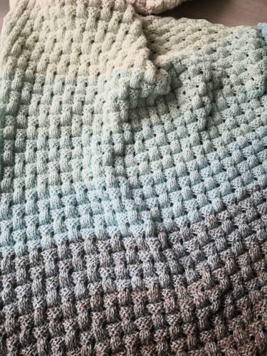 Gestricktes Dreieckstuch mit Farbverlauf von Mint über Hellblau zu Grau und ausgeprägtem Korbgeflechtmuster.