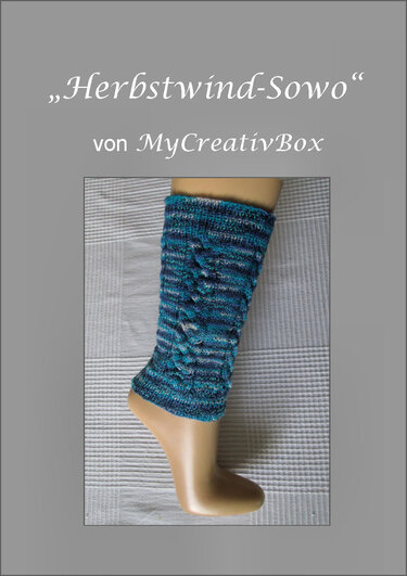 Gestrickte Beinstulpe in Türkis und Blau mit Zopfmuster an einer Schaufensterpuppe