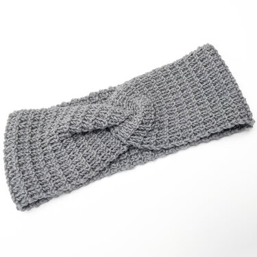 Grau gestricktes Stirnband mit verdrehtem Detail