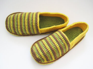 Paar gehäkelte Herren-Hausschuhe gestreift in Gelb, Grün und Braun, Draufsicht
