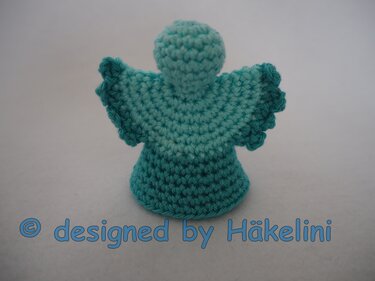 Kleiner gehäkelter Schutzengel in Türkis mit Flügeln