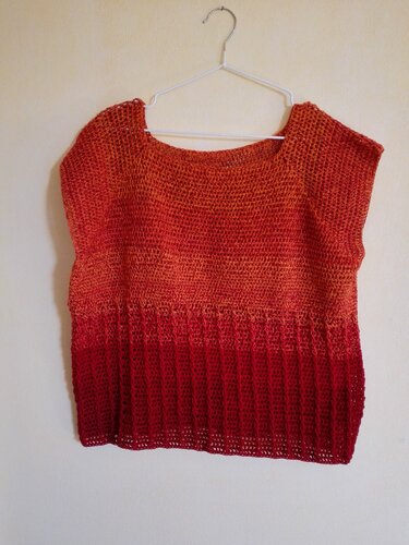 Kurzärmeliges Häkelshirt mit Rippenbund und orange-rotem Farbverlauf